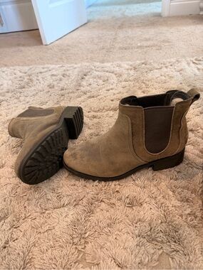 UGG Suede Chelsea Boots in Taupe